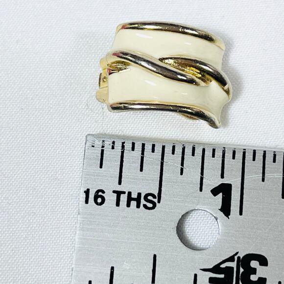 Vintage Creamy White Enamel and Gold Ribbed Clip On Earrings Jewelry - Picture 3 of 3